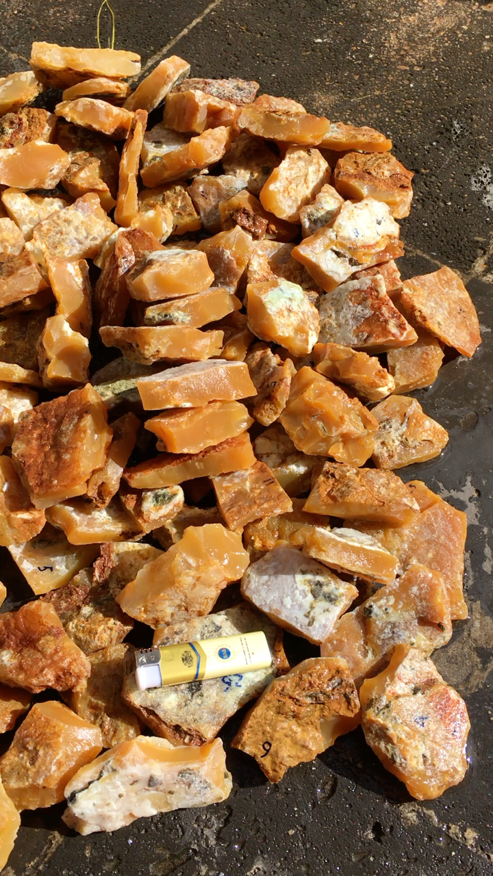 黄龙玉缅黄鸡油黄毛料赌石,喜欢的来撩