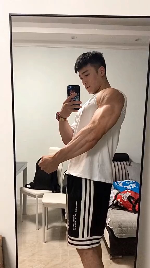 男孩子手臂一定得练大点,这样才能保护好你喜欢的女孩儿