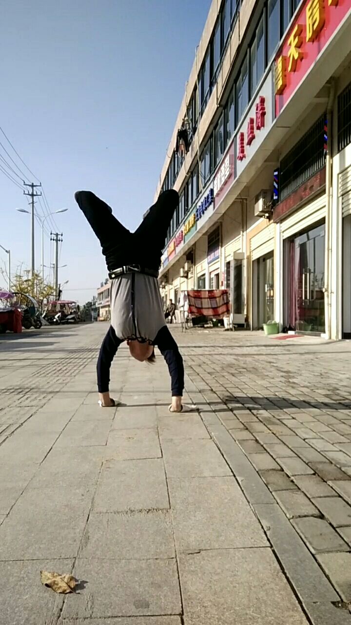 倒立走路,练臂力!