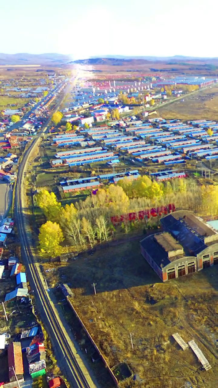 牙林铁路上一个废弃的机务段横卧在乌尔旗汗镇区,可能都未曾有人记得