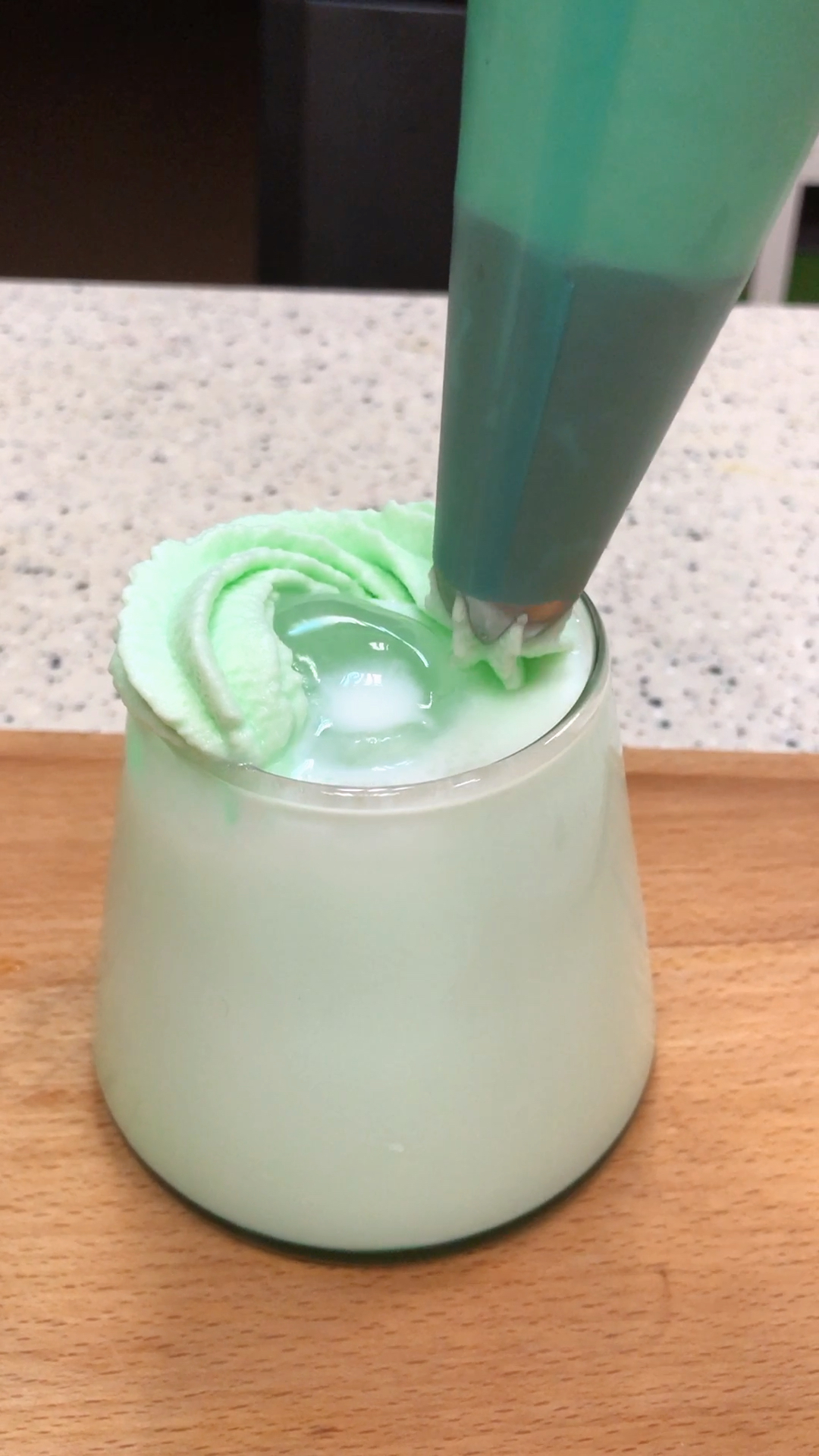 颜色的夏天,适合来一杯冰冰的薄荷牛奶!好清爽!