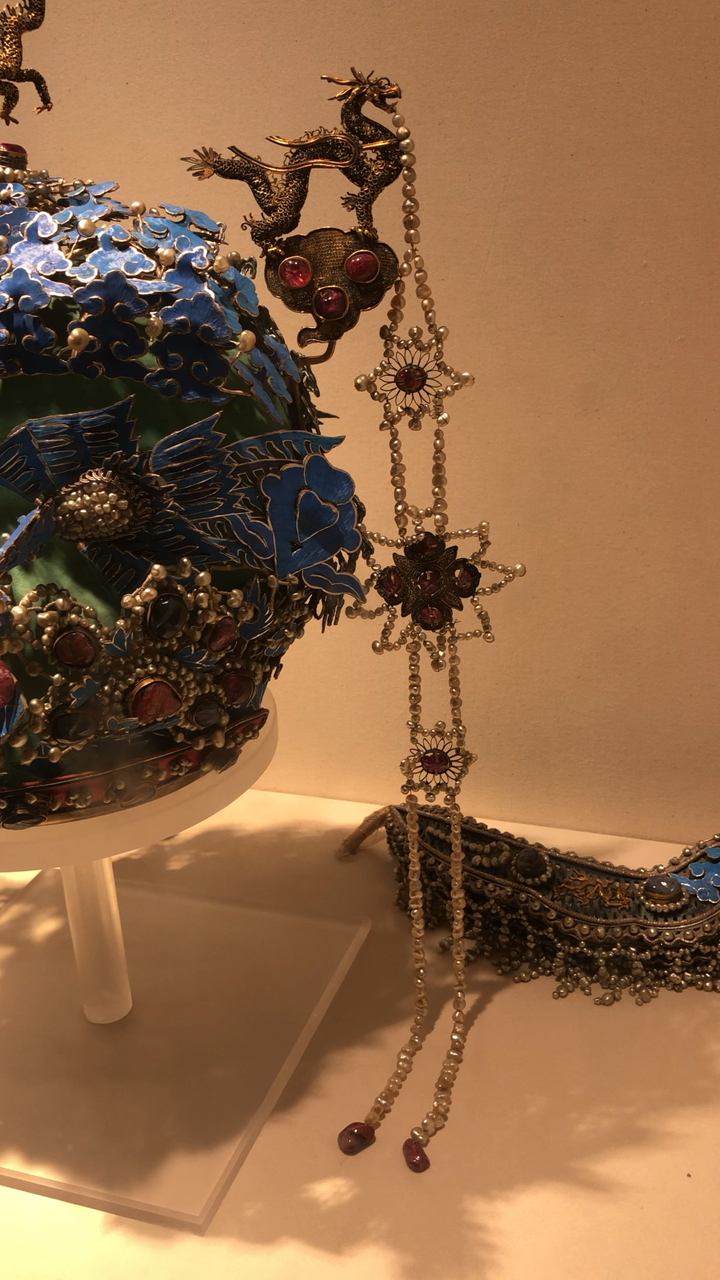 大明孝靖皇后凤冠——三龙二凤冠.现藏于故宫博物院珍宝馆.