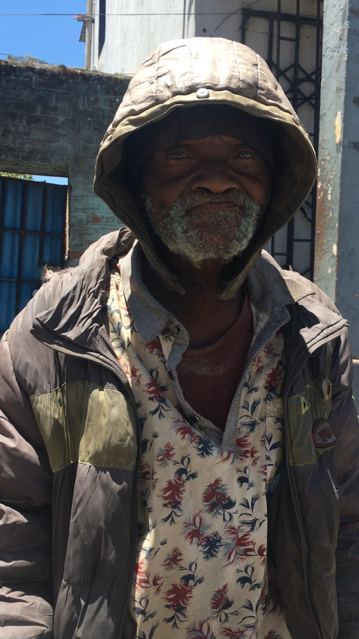 无依无靠的非洲老人,炎炎烈日,独自伤感.