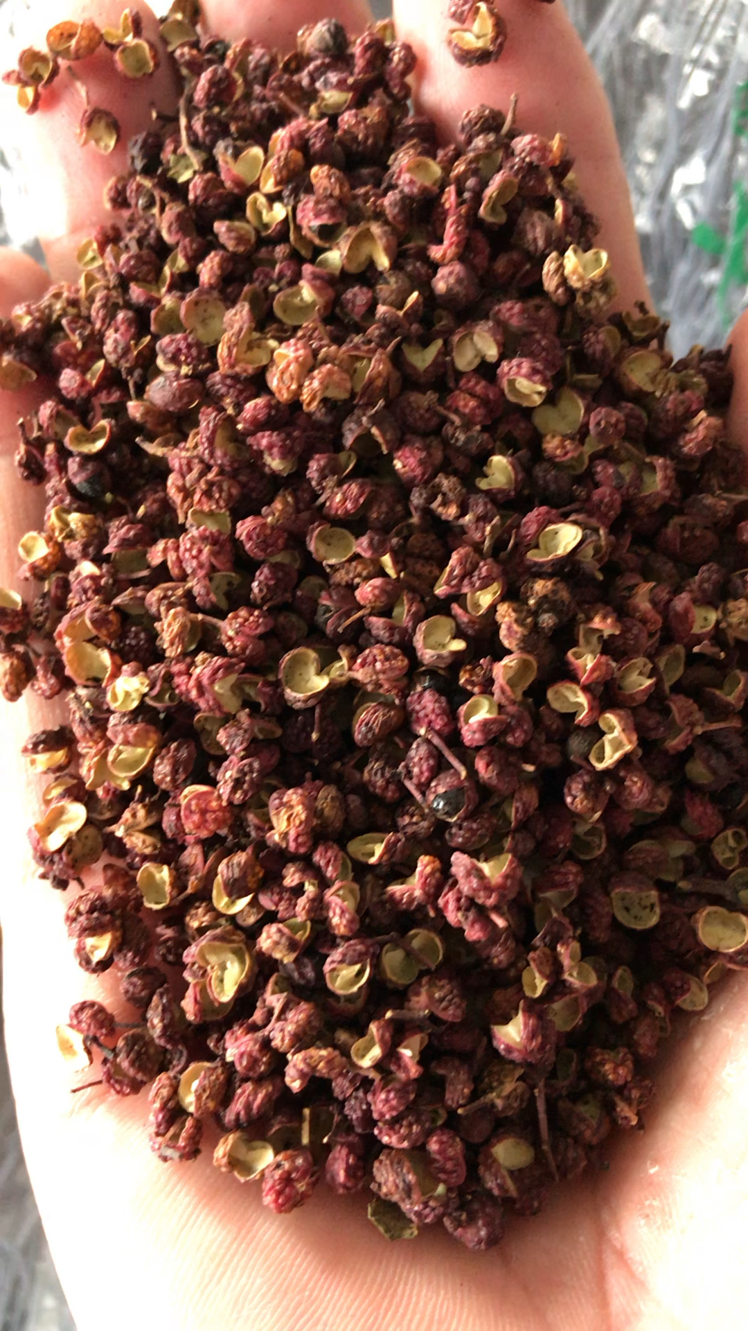 正宗的汉源花椒,取名清溪花椒或者牛市坡花椒,只产在清溪镇的几个乡.