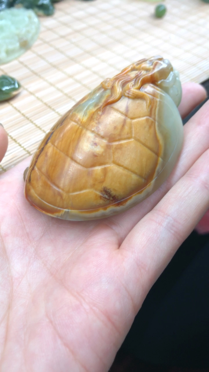 这个是高档大气的礼品哦!黄白河磨玉龟龙手把件哦