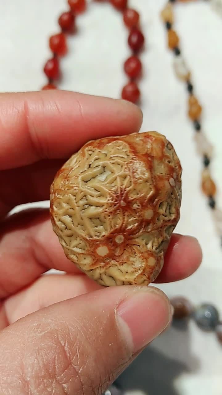 天然飘花筋脉石