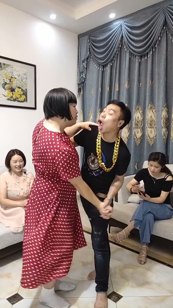 对我你的手都不安分,你这个流氓#搞笑视频