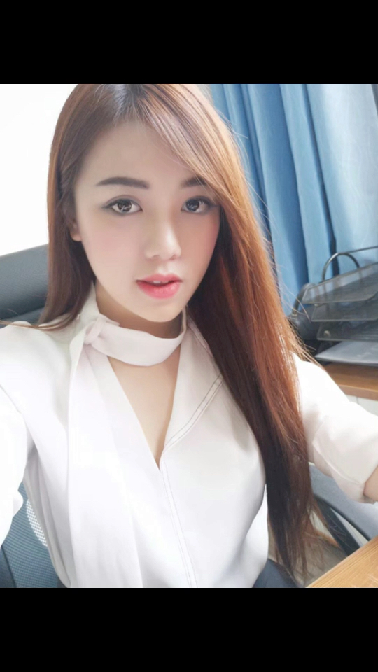 上班也不忘自拍一下90