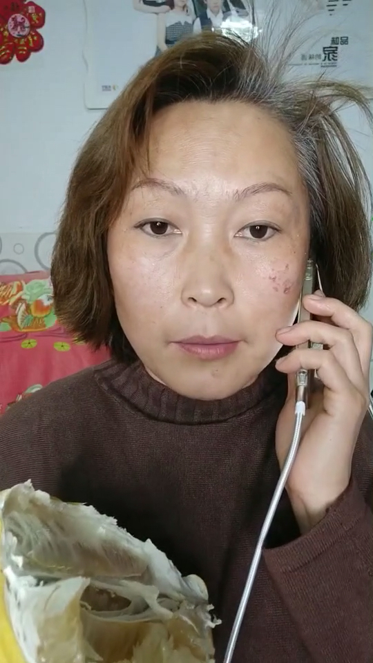 50岁大妈化妆去逛街