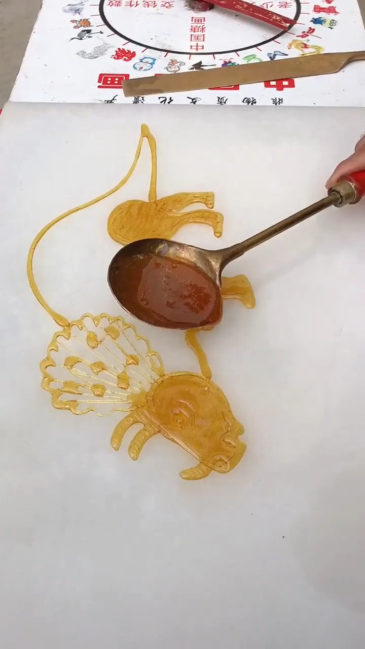 如此大的一只大恐龙,怎一个甜字了得?#中国糖画 #民间手艺人