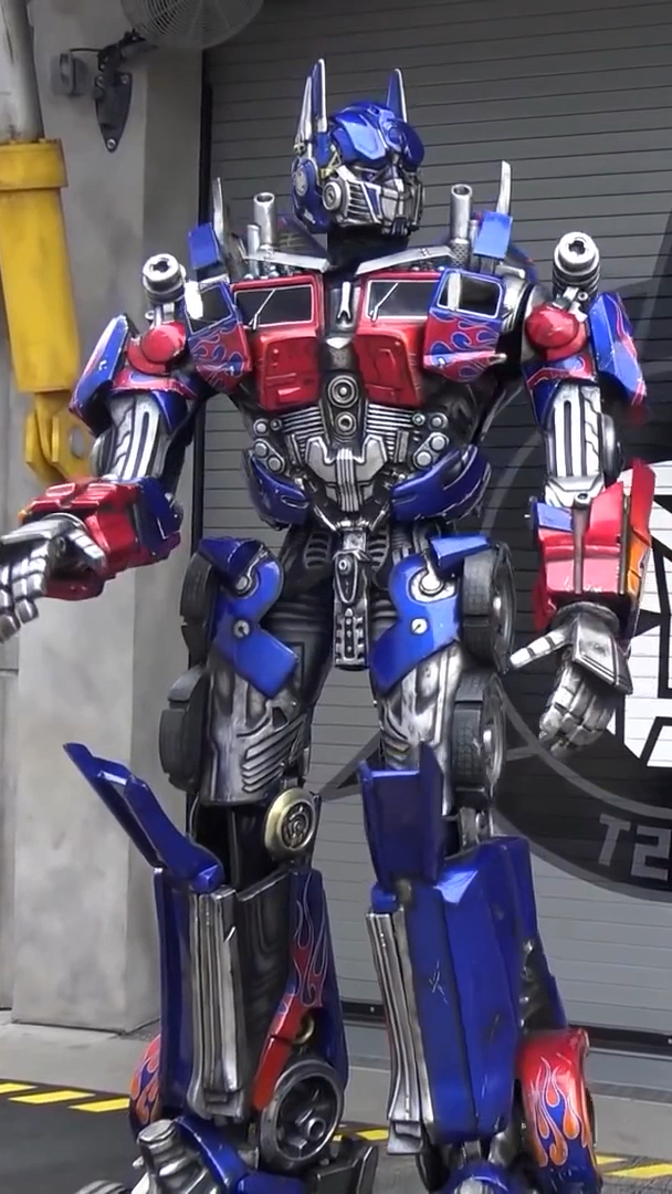现实版变形金刚擎天柱现身街头,太真实了,路人都看直眼了
