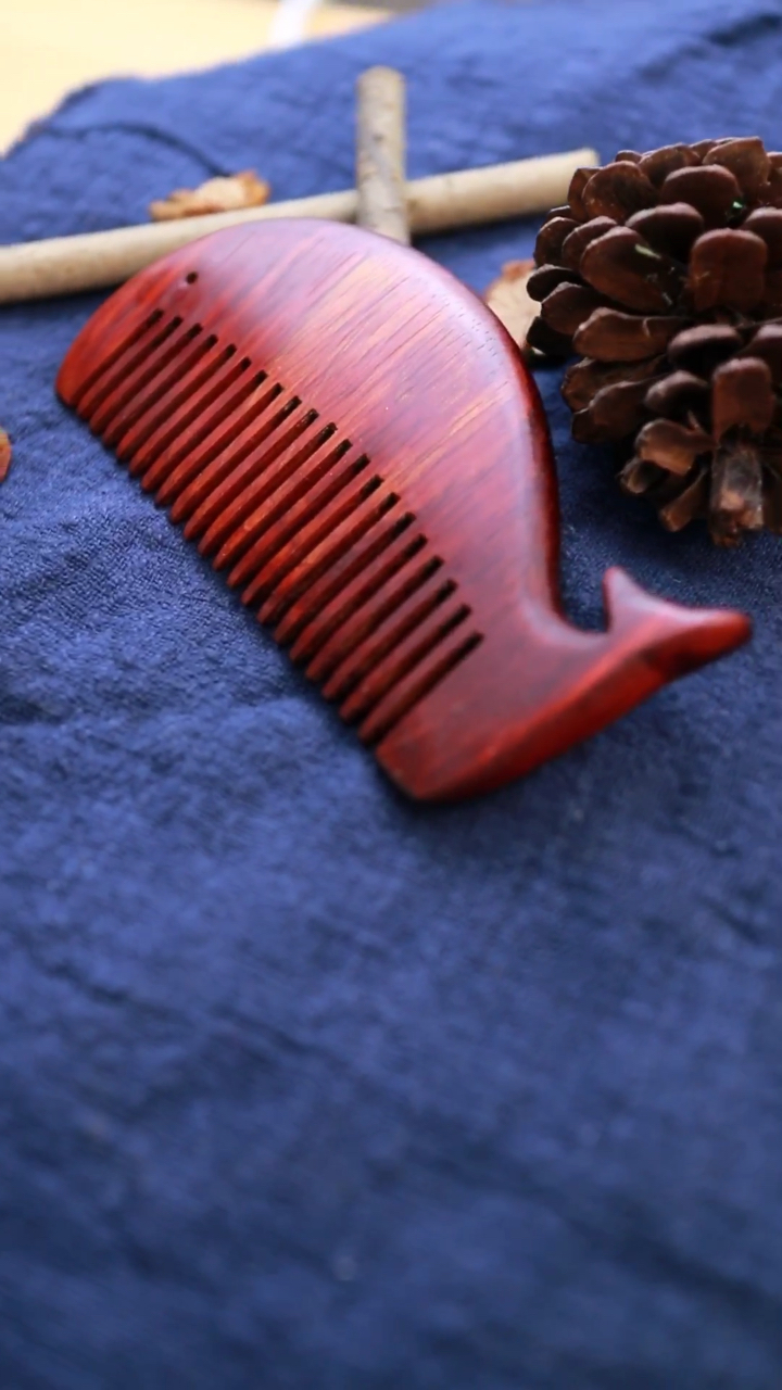 小鲸驴血檀梳子