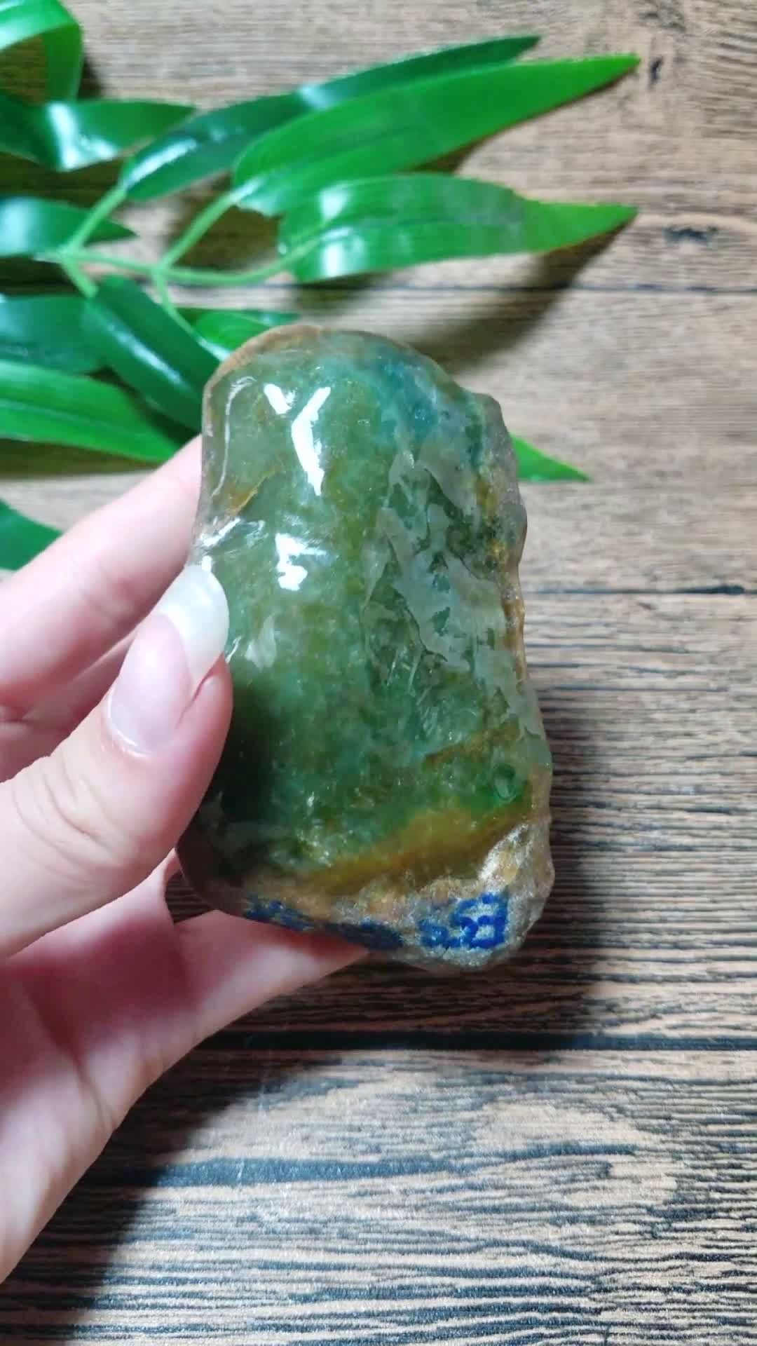 大马坎翡翠常出黄加绿,是最适合巧雕的料子!