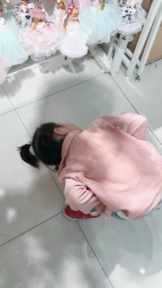 臭流氓,在看娃娃有没有穿小裤裤