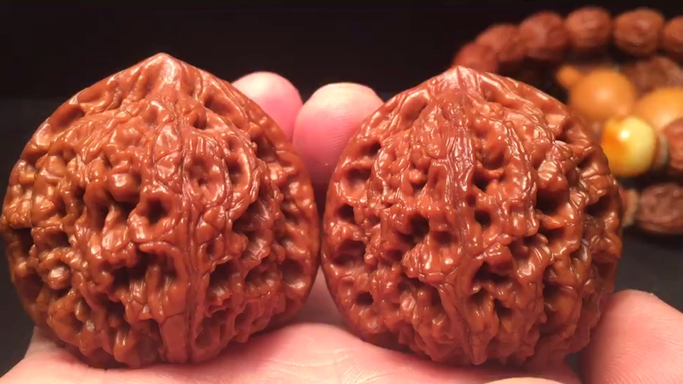 文玩核桃～包浆玉化的水龙纹狮子头