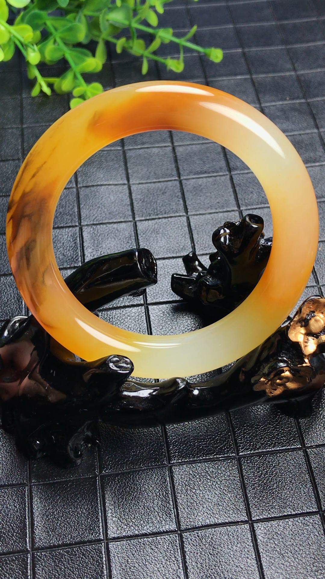 黄龙玉草花手镯