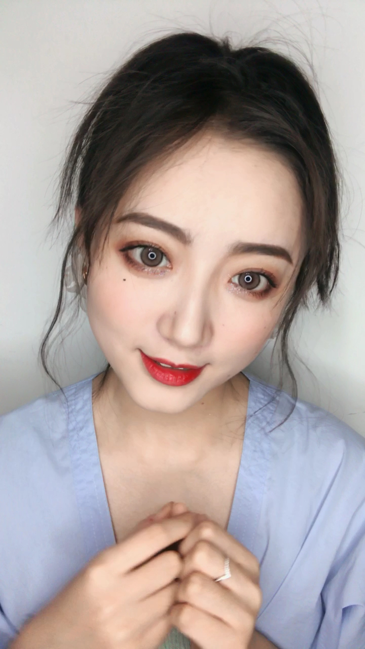 叔叔阿姨你们好 我是你们儿子的女朋友 嘻嘻