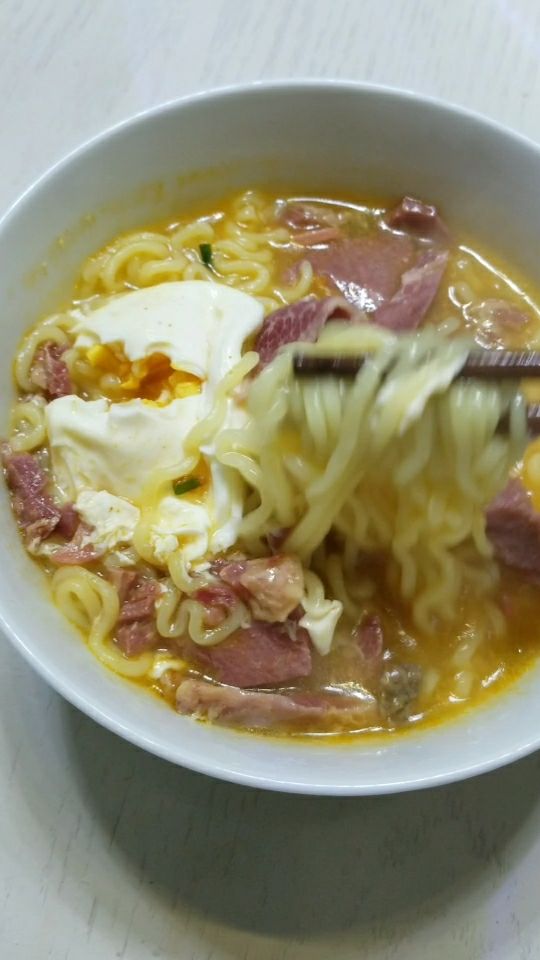 热气腾腾的溏心蛋泡面