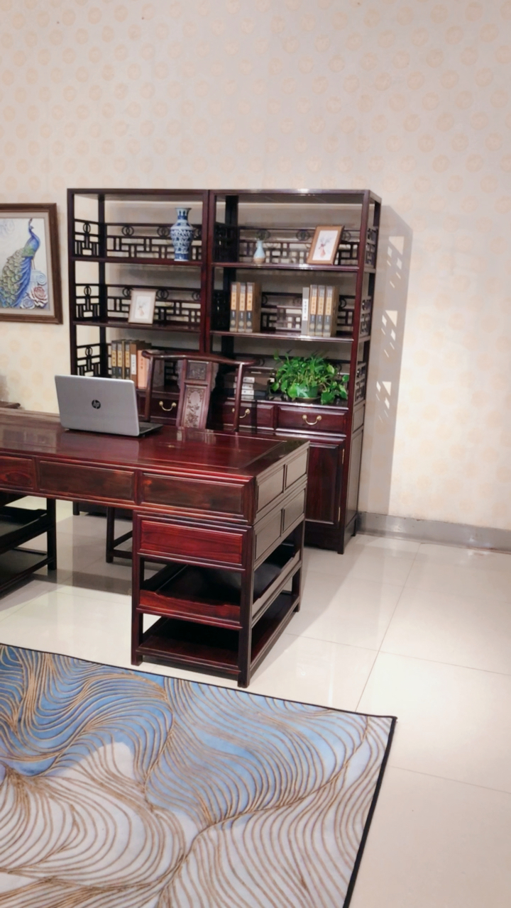 简单又不失优雅的感觉.明式办公桌