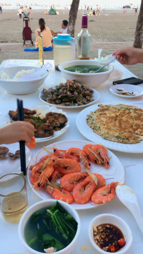 海边吃海鲜后散步!