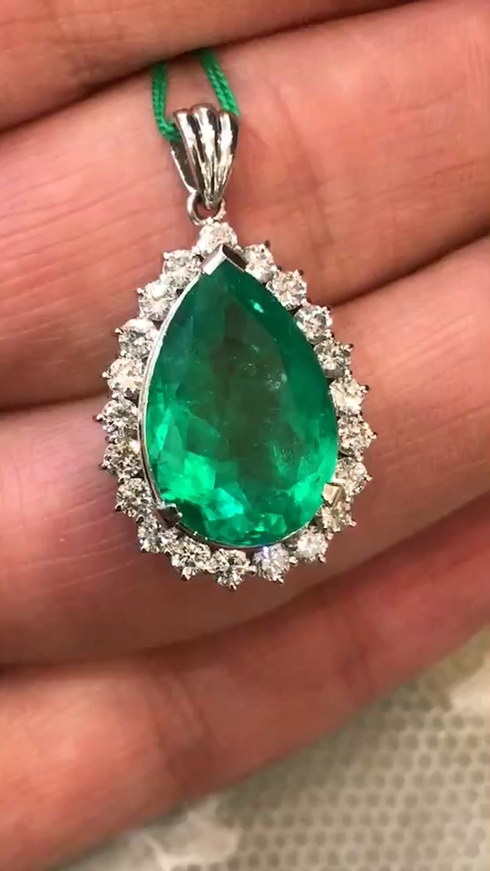 超大颗粒.水滴祖母绿钻石镶嵌吊坠