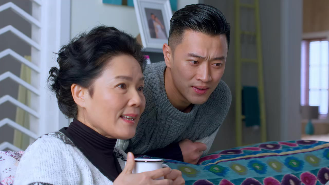 二胎时代妈妈看电视看得很开心,晓东有事跟她商量呢