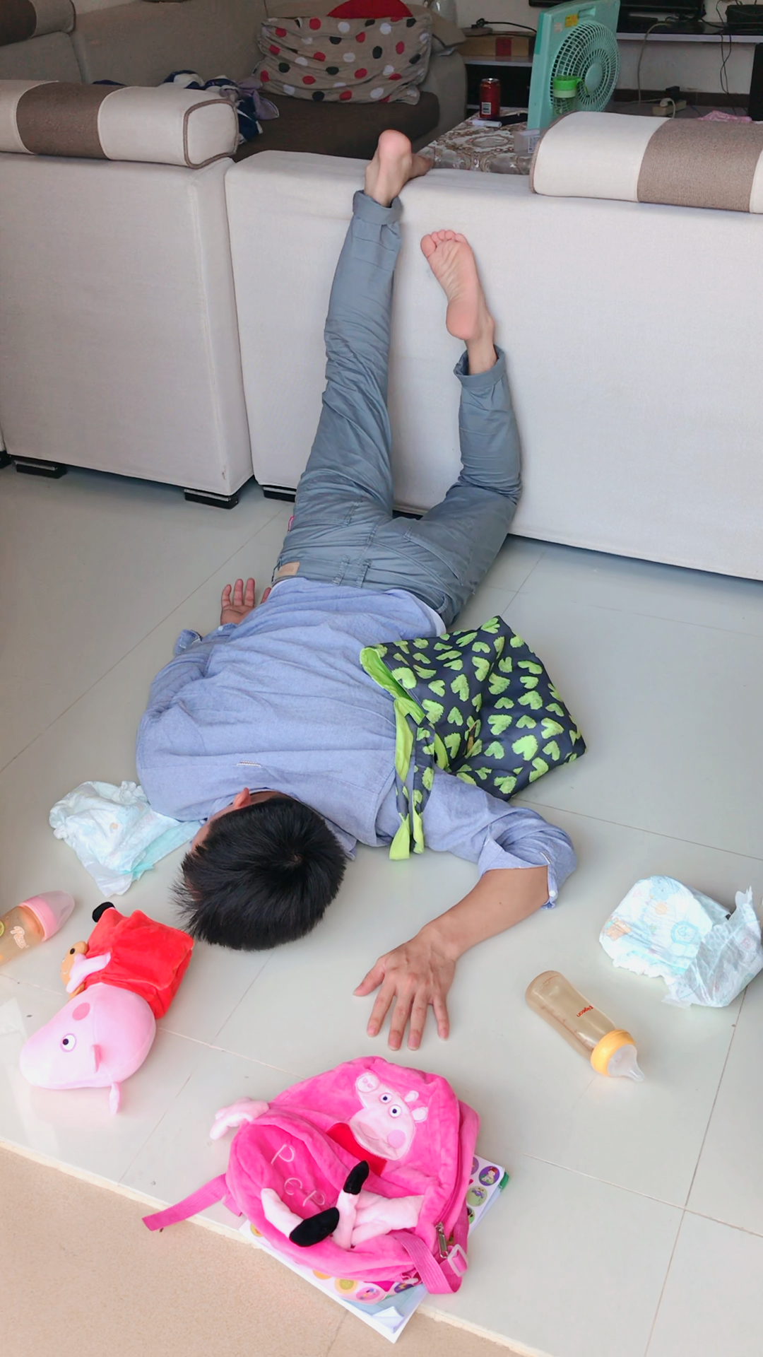 一不小心摔了一跤,奶瓶纸尿裤都掉出来了90