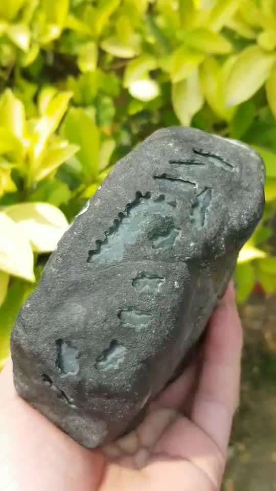 莫湾基开窗冰料:需要翡翠赌石高货的朋友可以加我微信号:13619403753