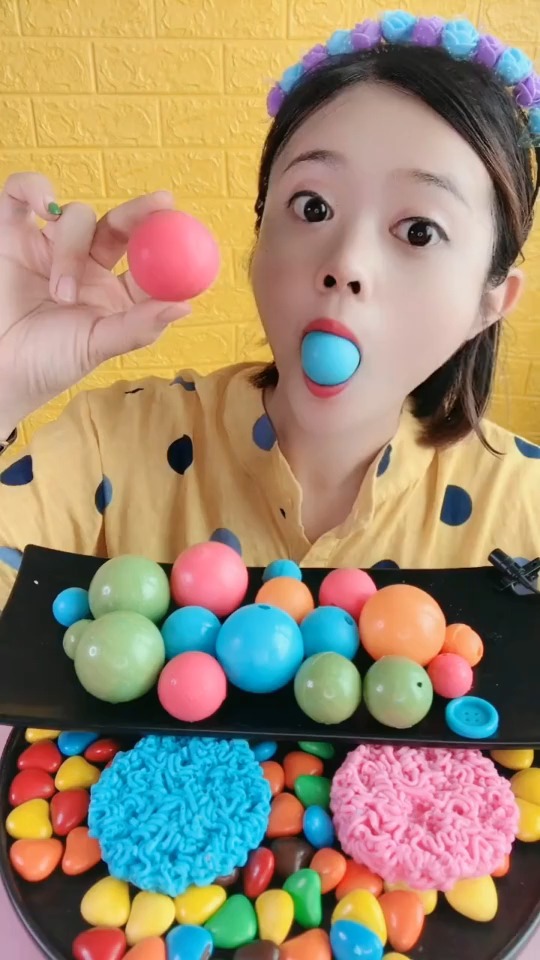 小姐姐吃糖果的样子真馋人,一口吃下去太脆了,网友:向往的生活