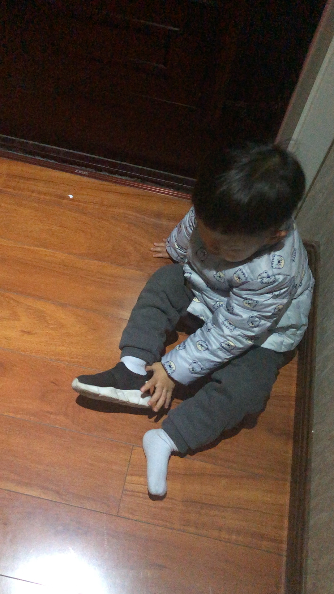 宝子自己脱鞋,还要摆放整齐