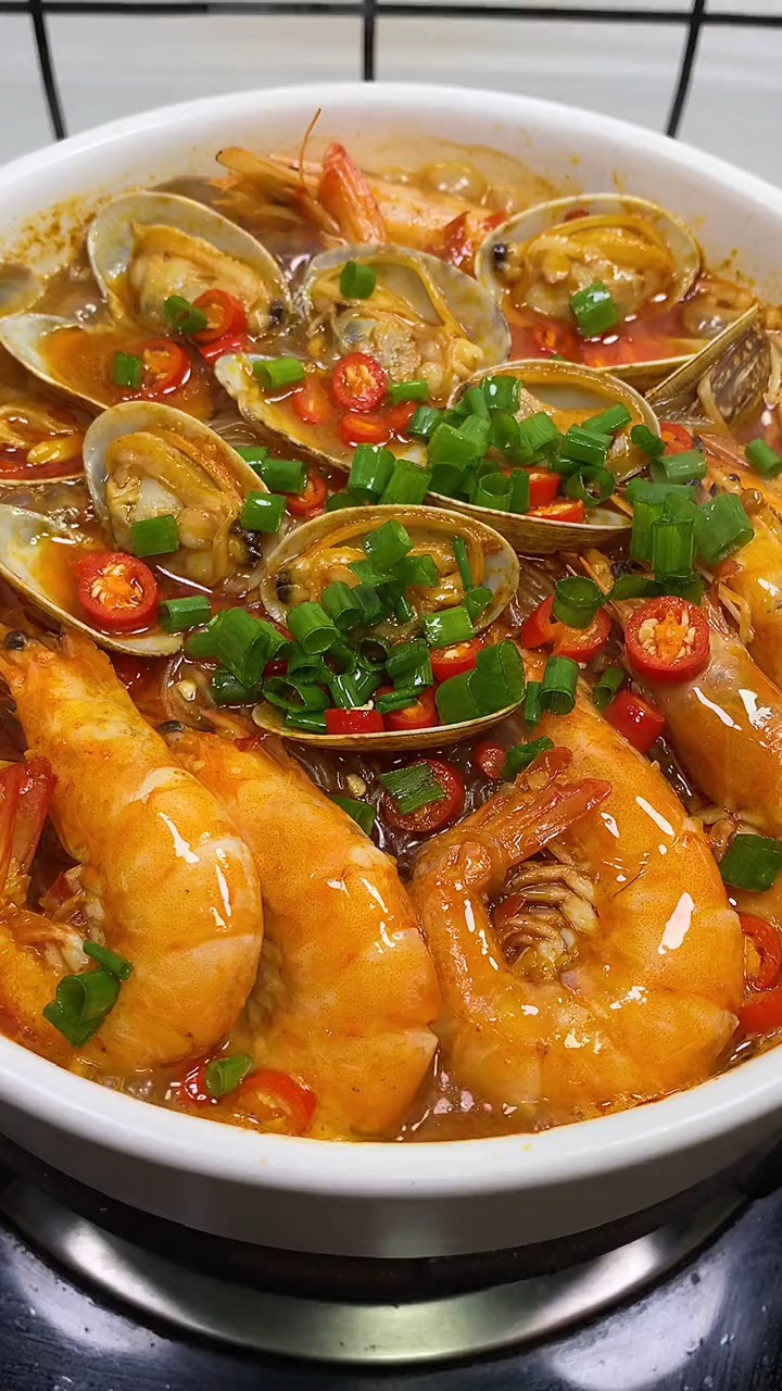 女友闺蜜做的鲜虾花甲粉,只能背着女女友偷吃#美食