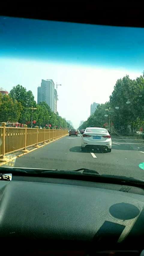 马路两边是红旗,祖国的节日马上到来!