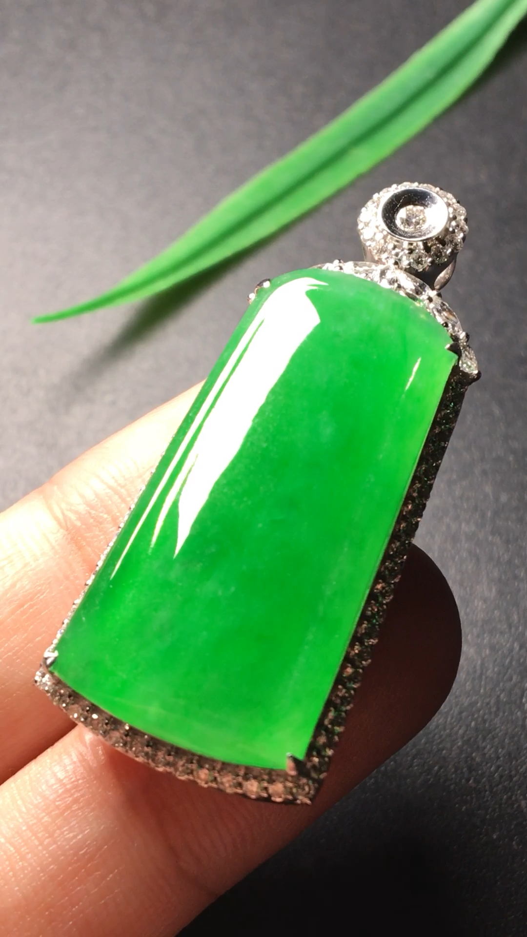 959100195满绿平安无事牌,种老通透,翠色鲜艳迷人,水润莹泽,玉质