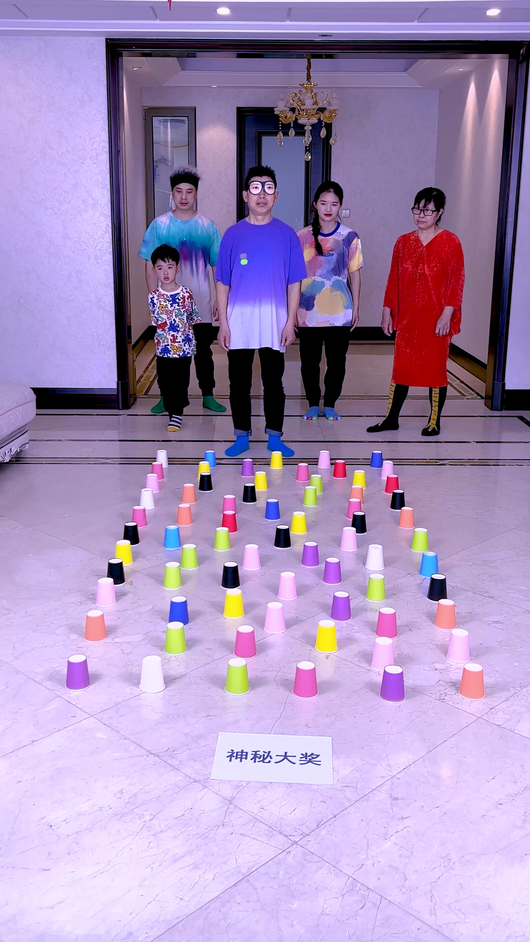 蒙眼过障碍物挑战,太刺激了,留着以后玩!