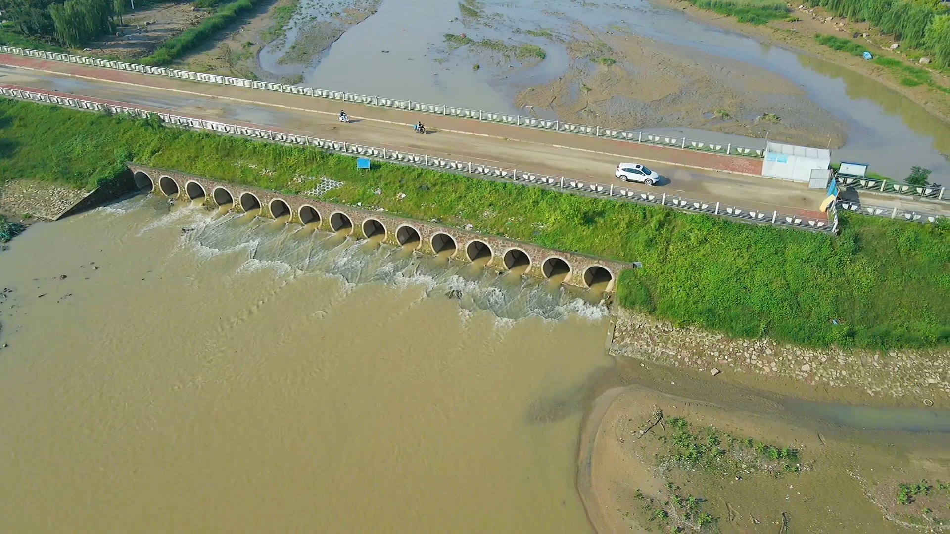 贾鲁河全长255.8公里,主要支流有:郑州市金水河,索须河,熊儿河等
