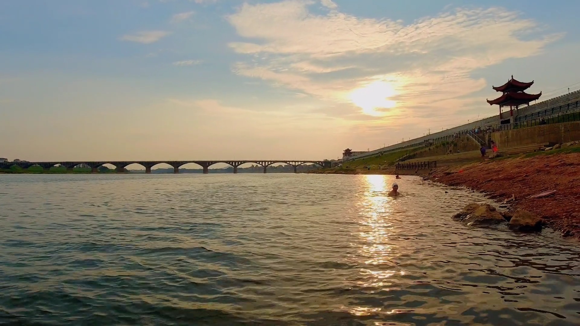夕阳下的繁忙乐安河,游泳避暑成为又一道靓丽的风景!
