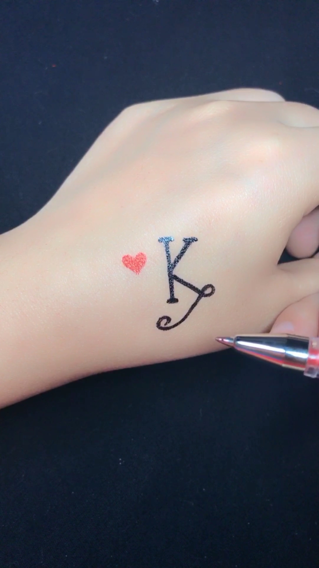 字母k的小纹身