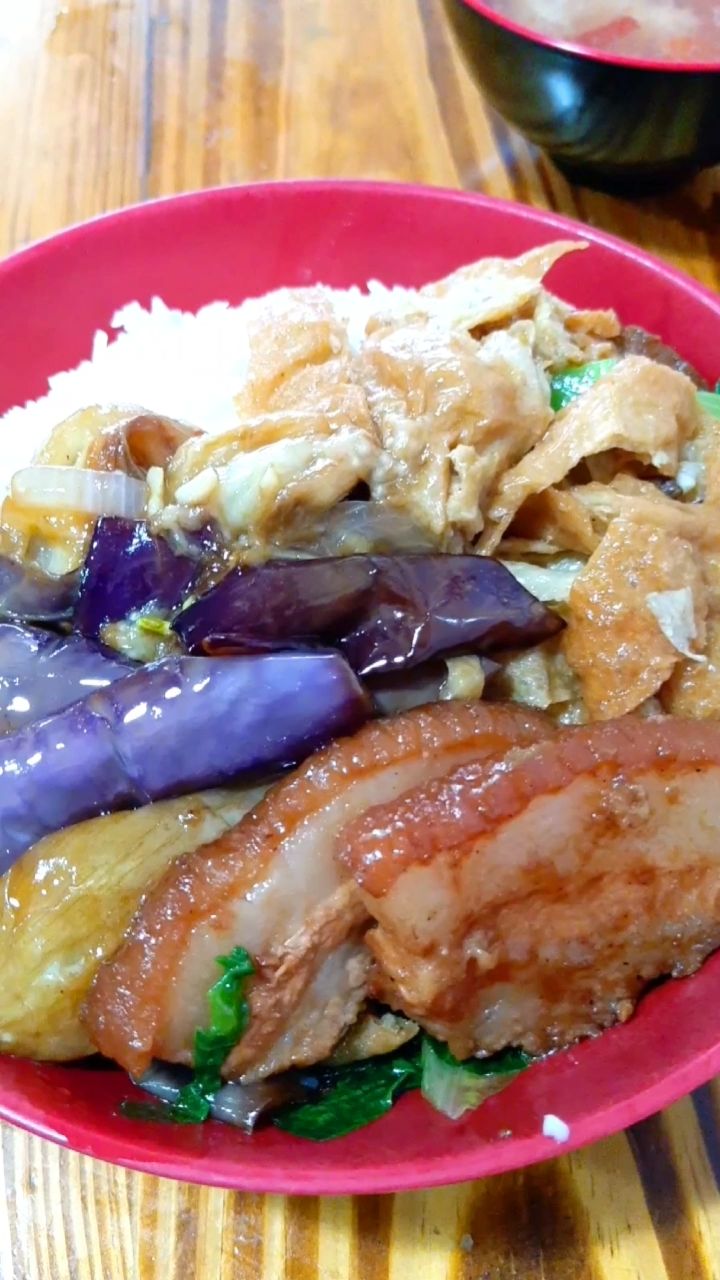 趁圩赶集:市场快餐店,大碗饭菜分量足.