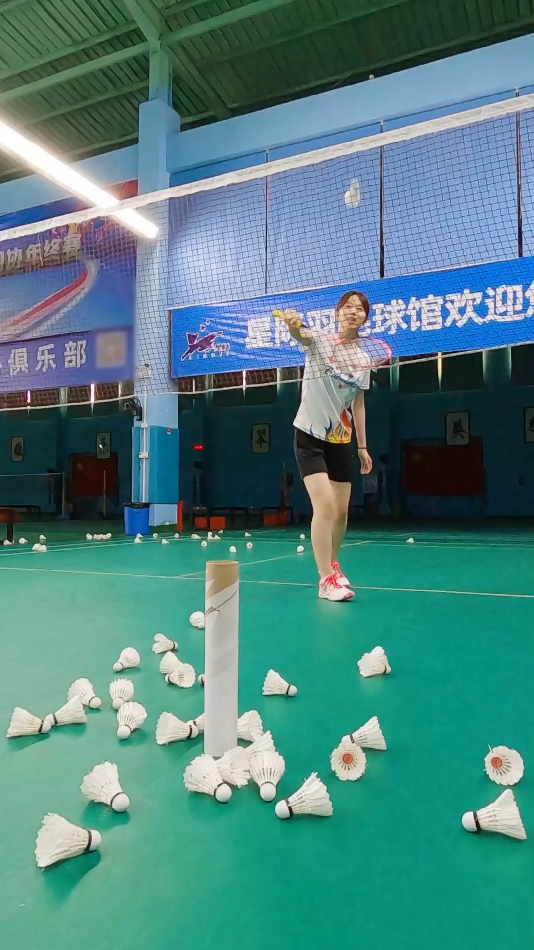 挑战一下搓球进桶,也就花了亿点点时间吧#羽毛球