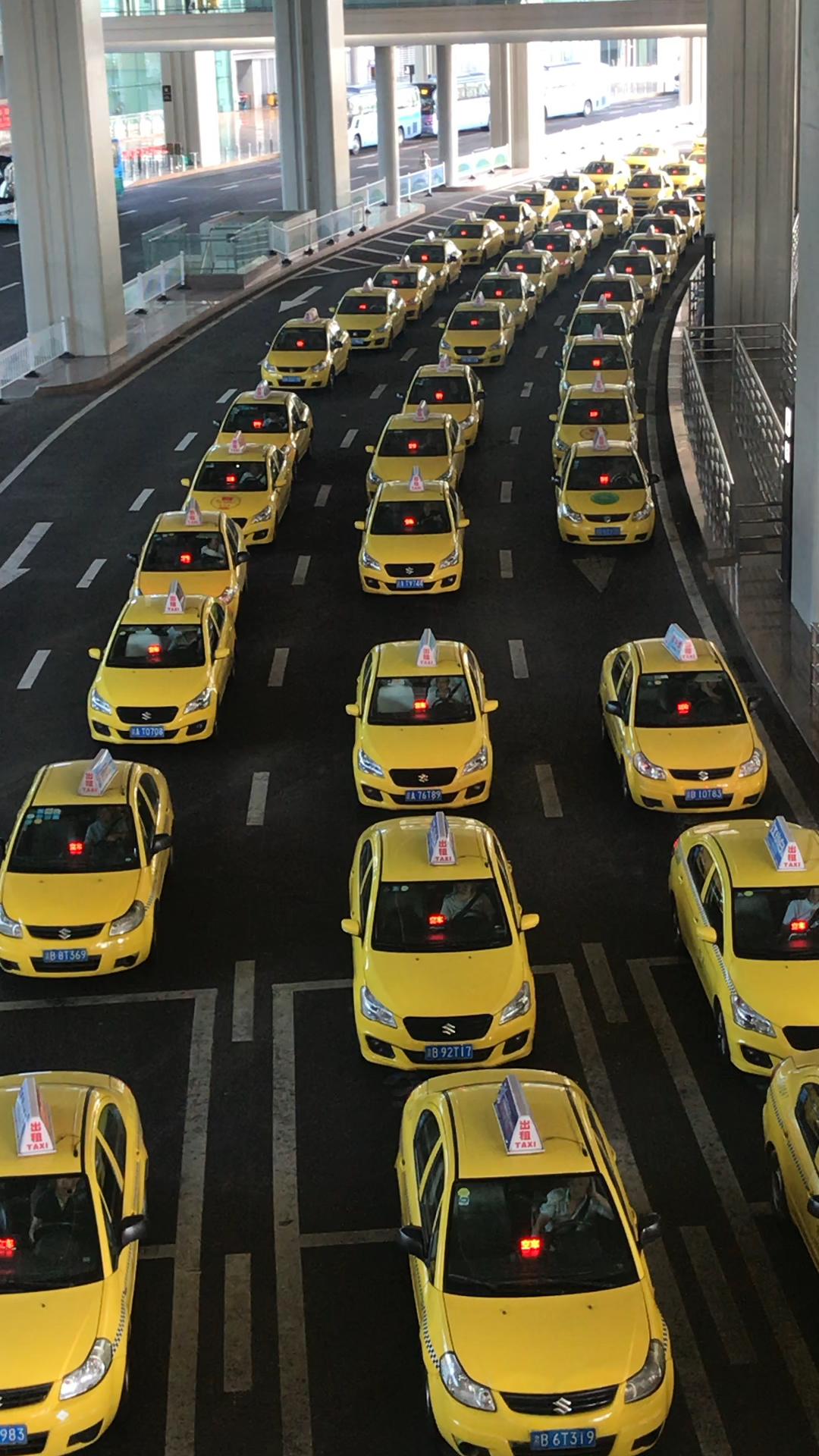 网红城市的出租车也成了网红,重庆江北国际机场t3航站楼.