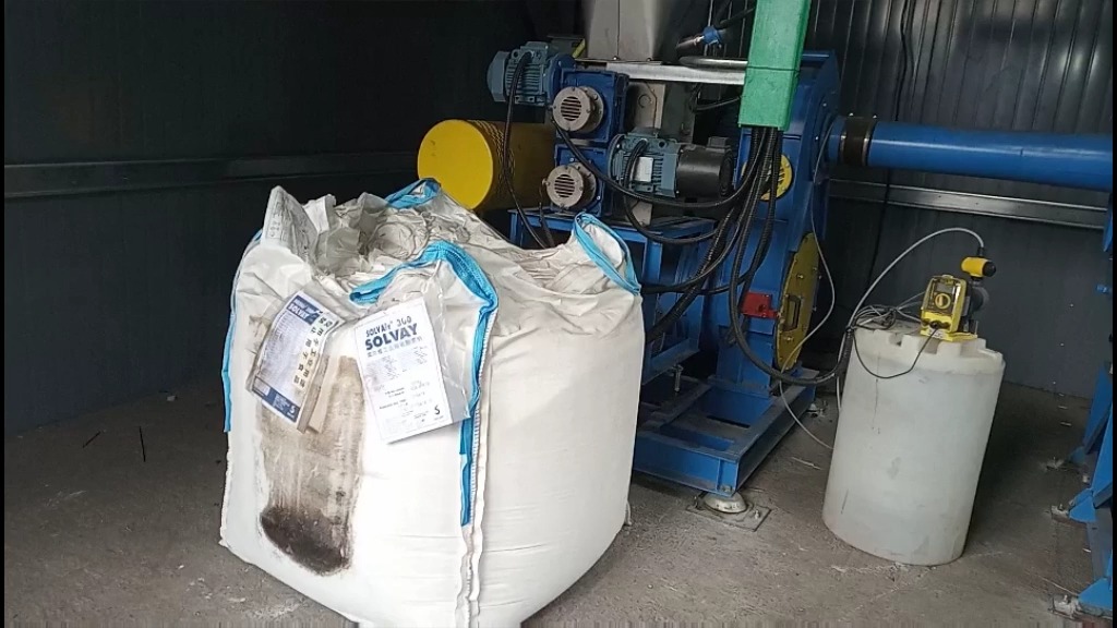 树脂粉吨袋投料机 粉体吨袋破袋机工作中