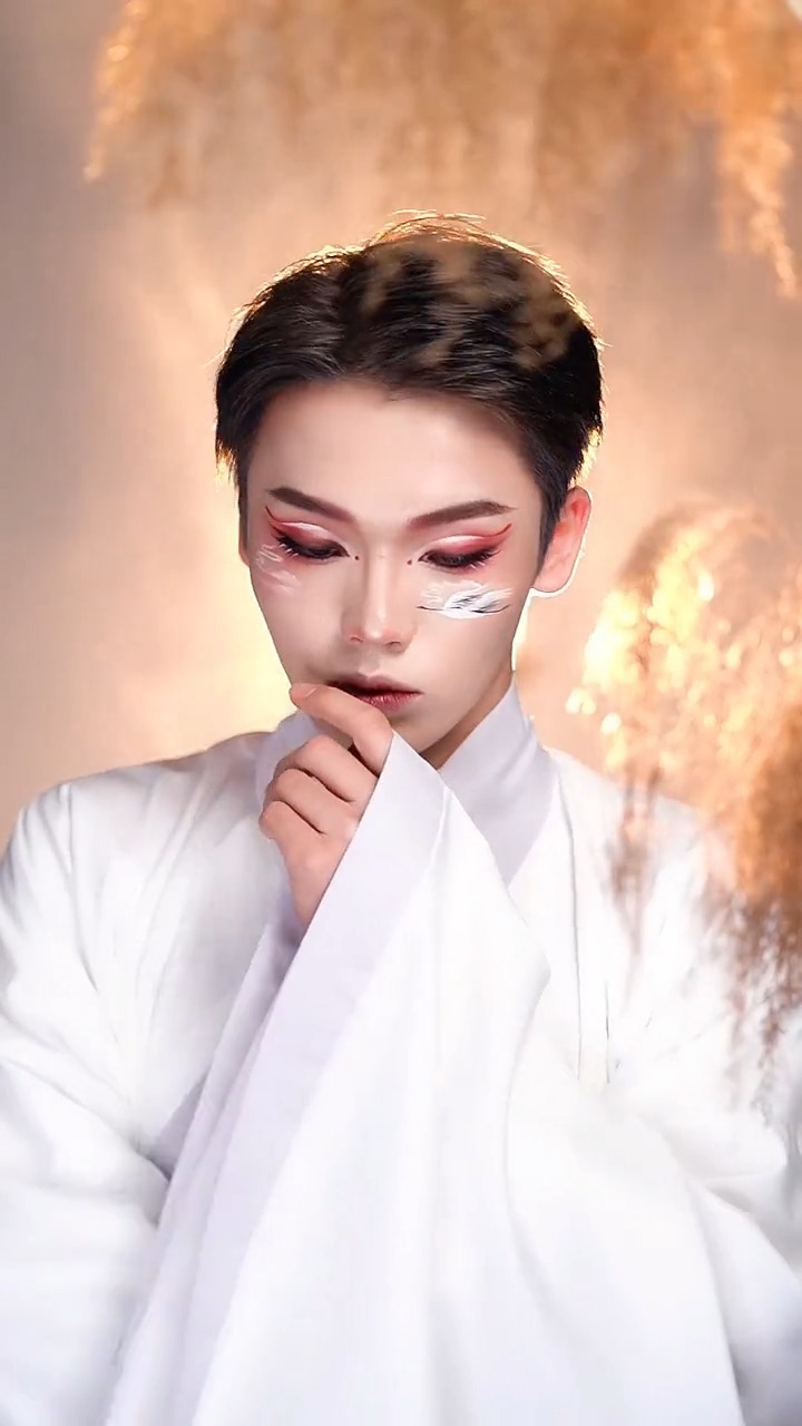 古风丹顶鹤少年妆,让你最意难平的古风小哥是我嘛?#美妆#仿妆