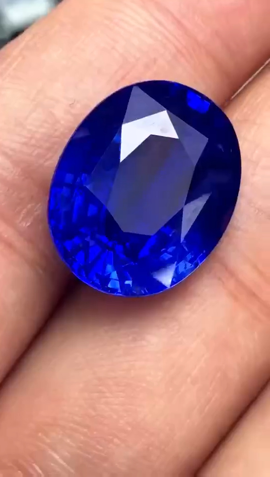 26克拉无烧矢车菊蓝宝石