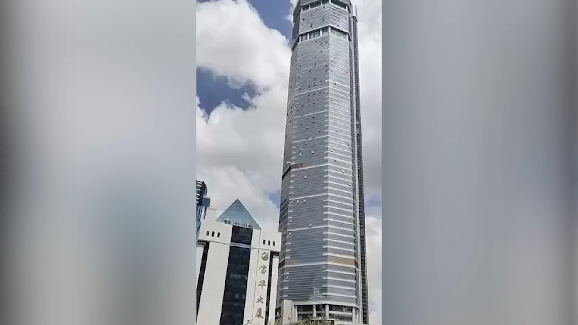 79层楼高的深圳华强北赛格大厦不明原因晃动,官方:不是地震