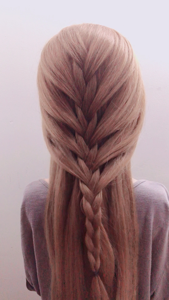 首先编个三股辫,别编太紧,然后从两侧取头发从辫子中拉过去～@{uid