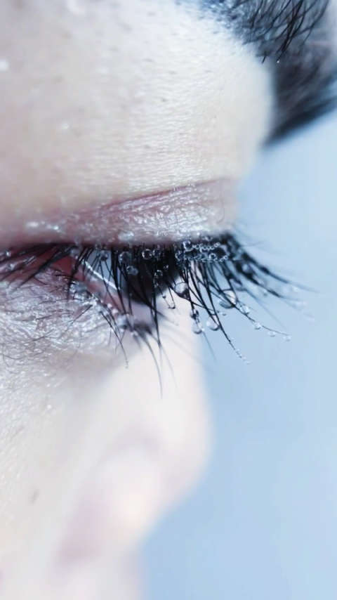 哭出泪珠挂在睫毛上