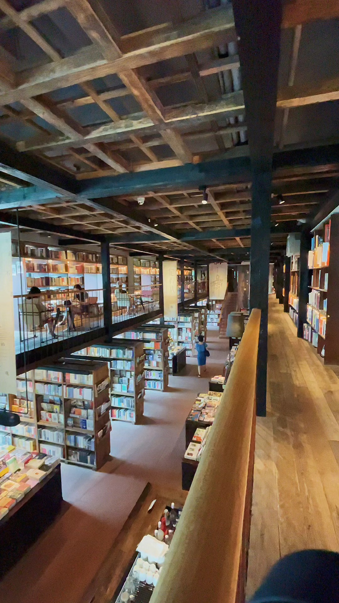 秋天到了,来成都最美"新山书屋"坐一坐吧#最美书店 #开学季