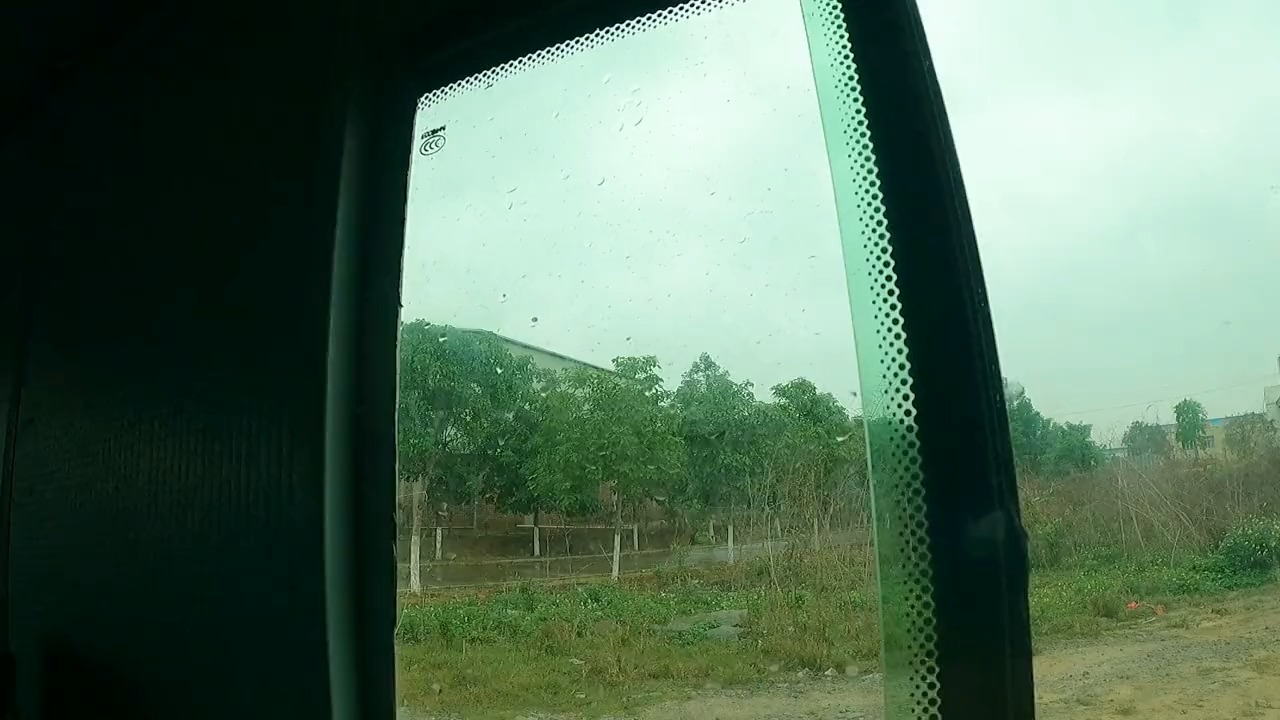 房车野外下雨图片