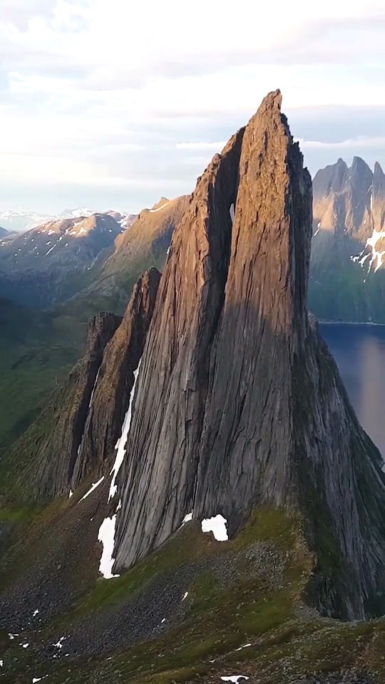 挪威塞尼亚岛,地貌十分丰富,山河景色气势恢宏.