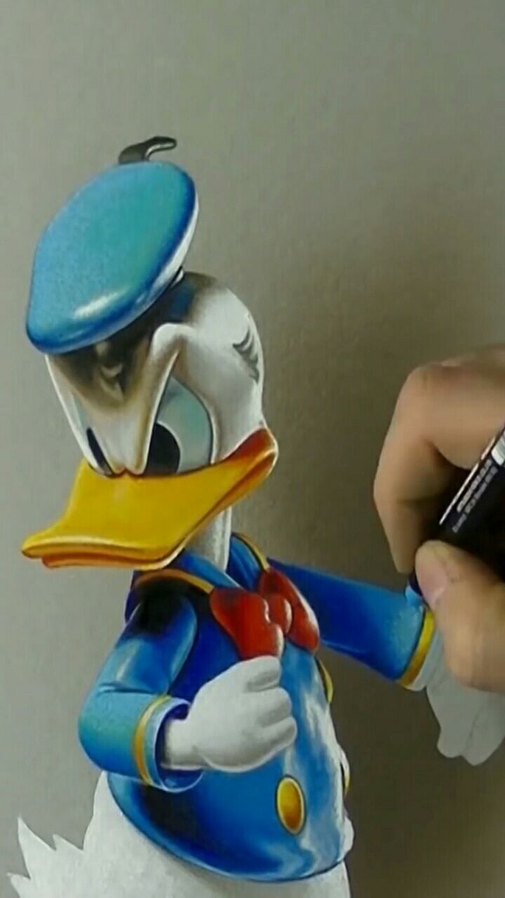 彩铅画一只惟妙惟肖的唐老鸭